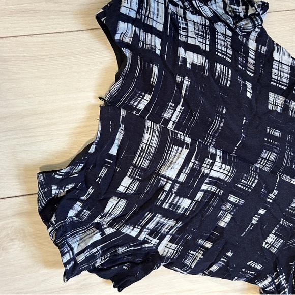 Black and white fitted flowy dress - Picture 3 of 4